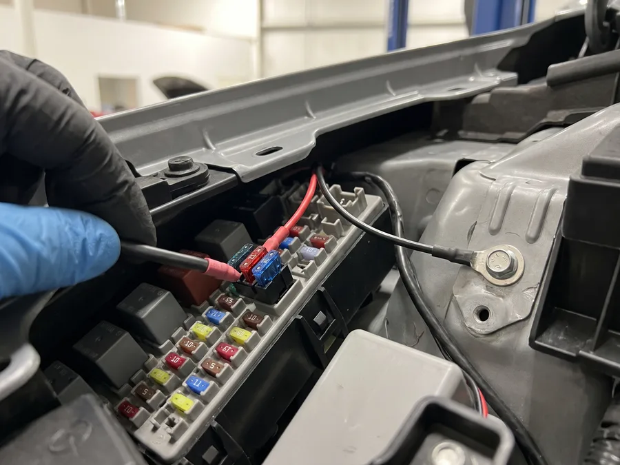 Araç sigorta kutusuna yapılan hardwire kit bağlantısı